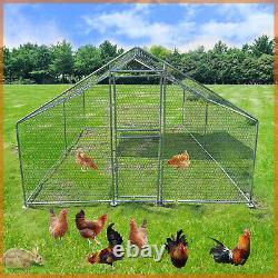 Grand poulailler en métal avec enclos pour les poules de 13x9.8x6.5ft et toit en pente dans la cour de la ferme