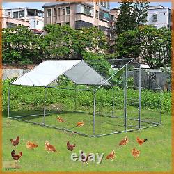 Grand poulailler en métal avec enclos pour les poules de 13x9.8x6.5ft et toit en pente dans la cour de la ferme