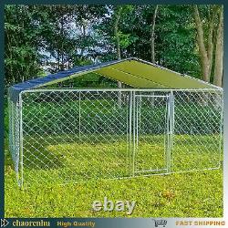 Grande maison enclos pour chien de compagnie avec clôture métallique, toit, située à l'extérieur dans la cour arrière.